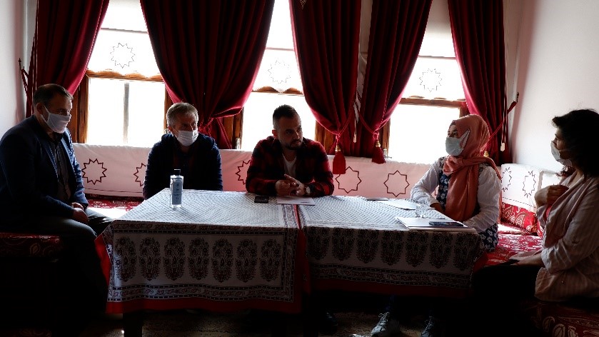 Ayaş Yerel Eylem Derneği Başkanı Erdinç Polatateş ve Müdürü Elvan Çavdar ile çiftçilerin de katılımıyla yapılan görüşme